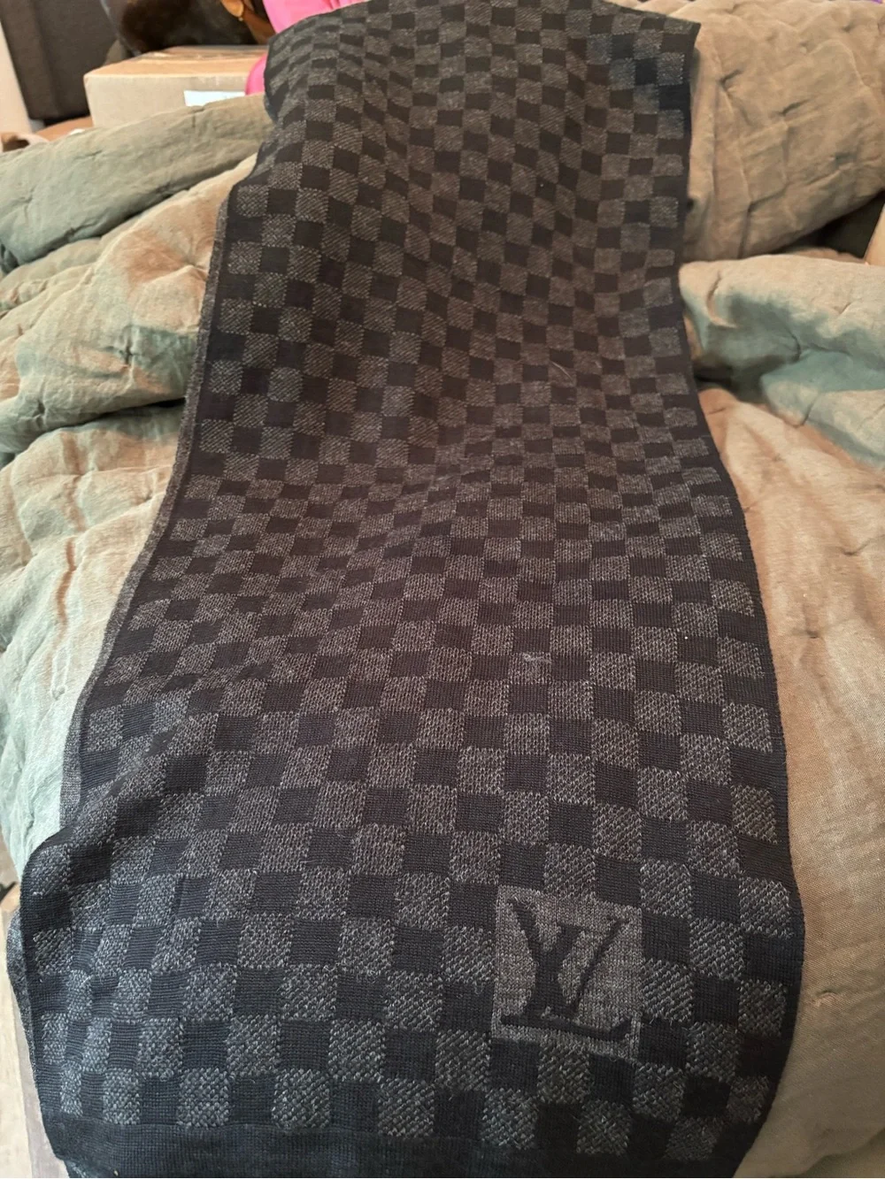 Authentic Louis Vuitton Petit Damier Wool Scarf (Graphite)